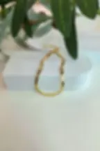 main de femme portant un bracelet acier inoxydable maille serpent doré