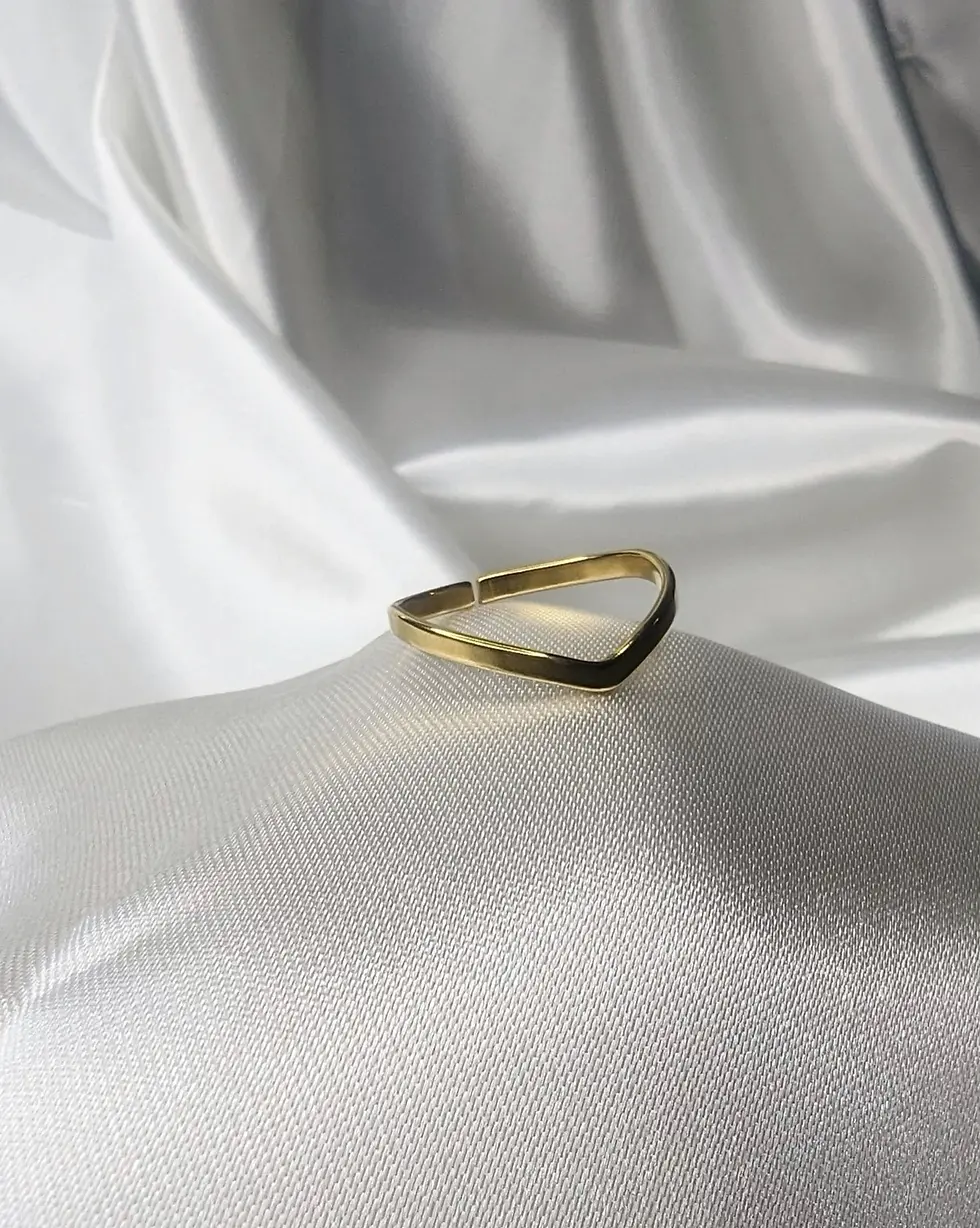 Miniature : gros plan sur une bague double anneau ouvert en acier inoxydable, design géométrique moderne