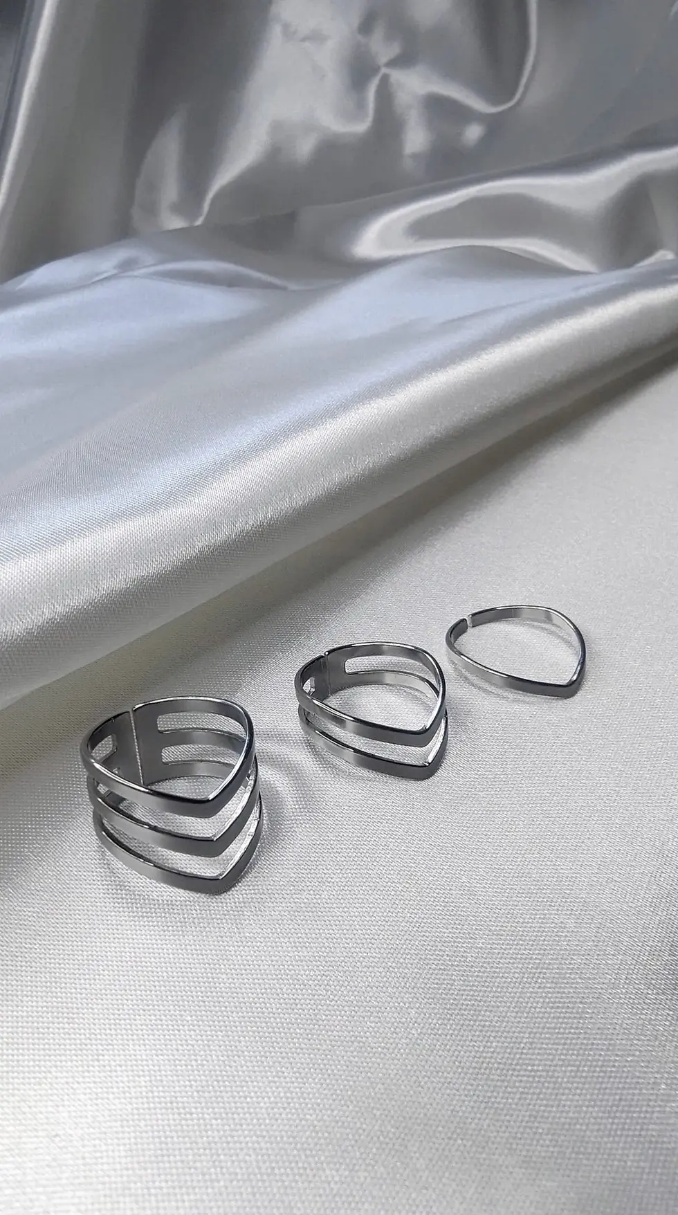 Miniature : gros plan sur une bague double anneau ouvert en acier inoxydable, design géométrique moderne