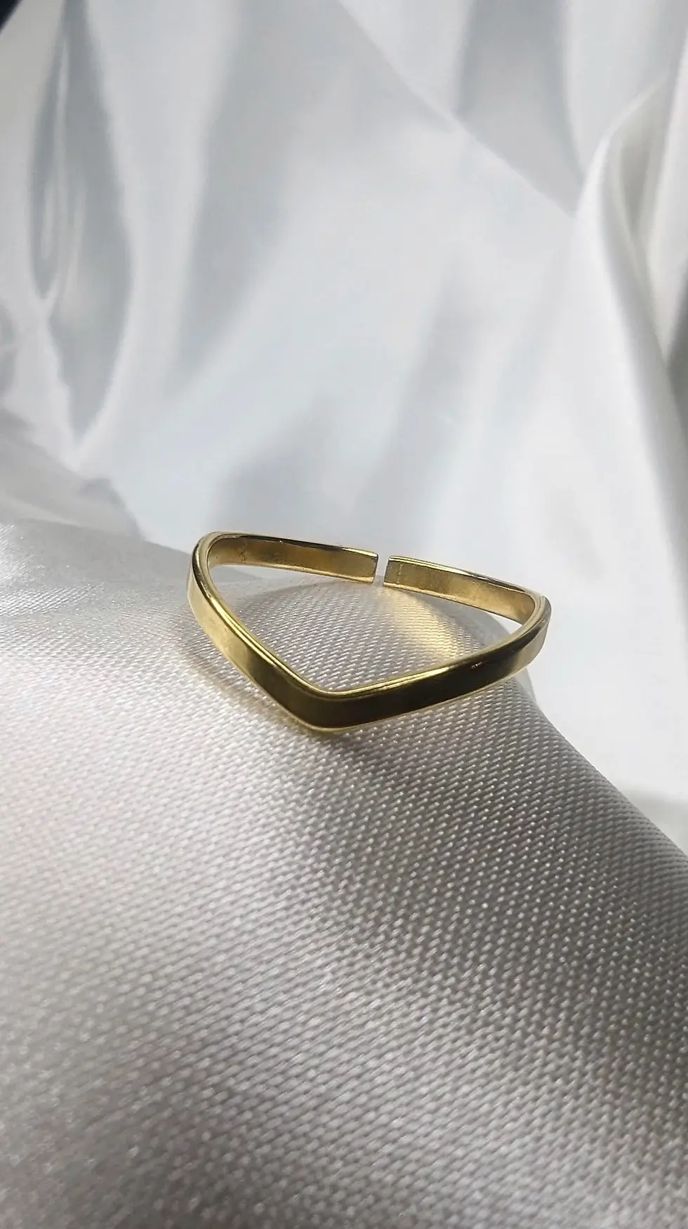 Miniature : gros plan sur une bague double anneau ouvert en acier inoxydable, design géométrique moderne