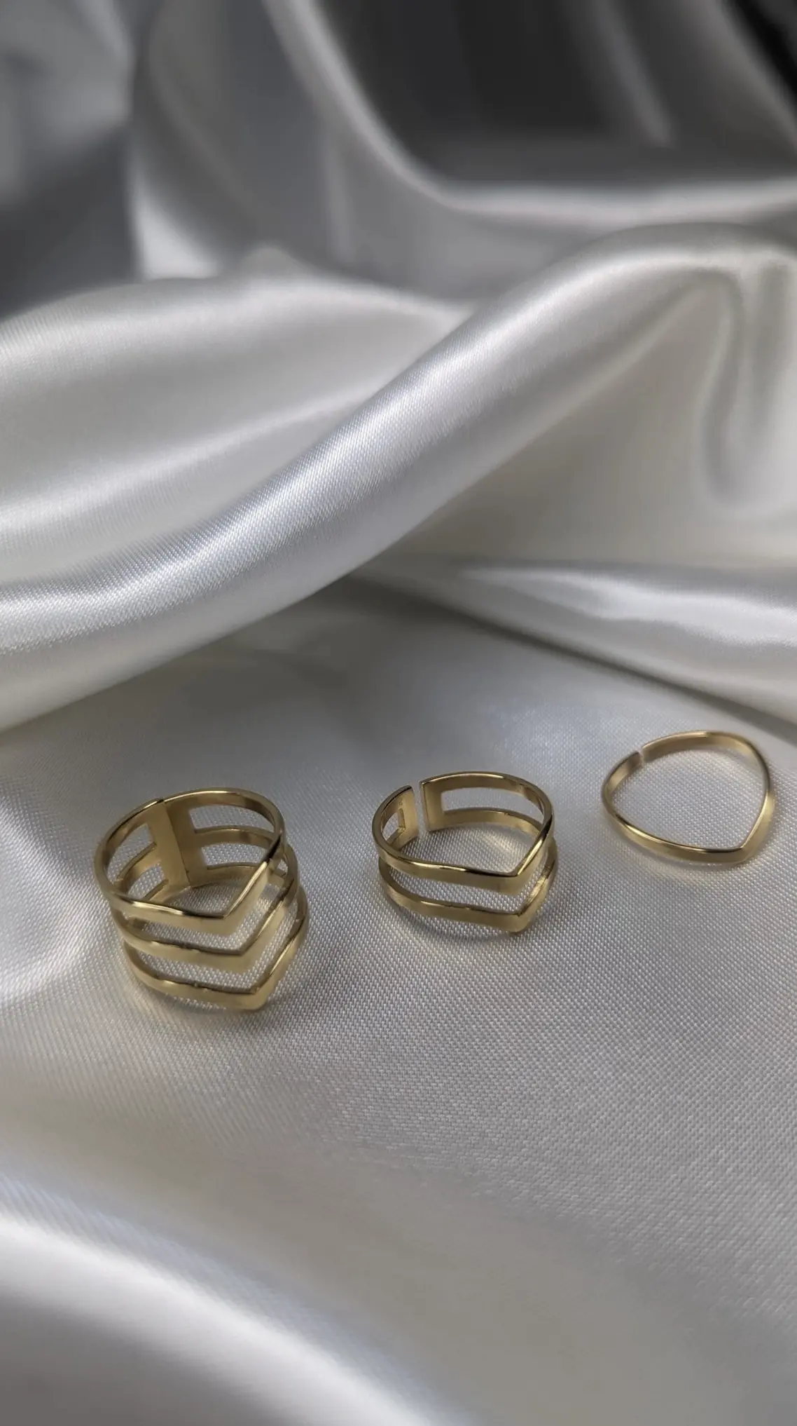 gros plan sur une bague double anneau ouvert en acier inoxydable, design géométrique moderne