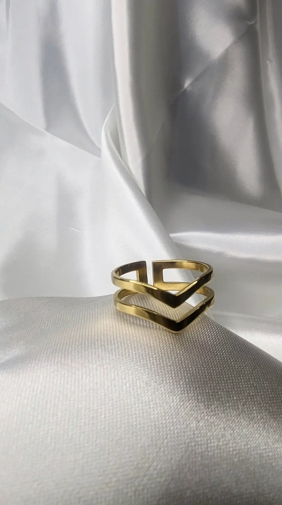 Miniature : gros plan sur une bague double anneau ouvert en acier inoxydable, design géométrique moderne