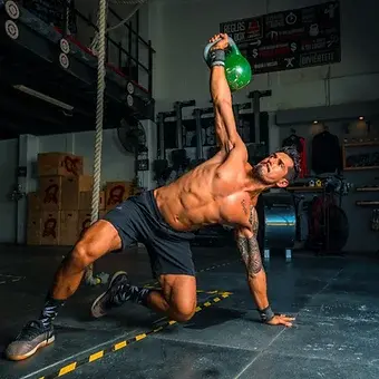 Uomo che si allena per migliorare gli addominali e la definizione della pancia piatta con programma di allenamento online, coaching online, scheda di allenamento online, fitness, palestra, gym, home gym