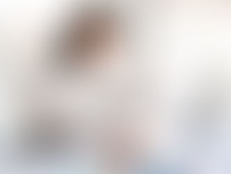 Tmavovlasá žena drží v ruce kalkulačku, píše do papírů co má před sebou a přemýšlí, Jak sestavit efektivní publikační plán?