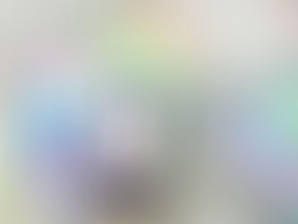Telefon s otevřenou aplikací TikTok leží na duhové podložce vedle myši k počítači a klávesnice spolu s vizitkami MARION MARKETING