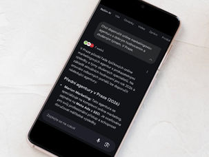 Mobilní telefon leží na bílém stole a má otevřený režim AI, který cituje přední agentury v Praze (2026) zásadní zlom pro online marketing pro firmy