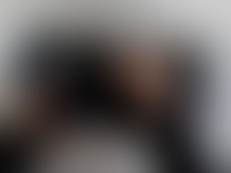 Ruka drží laptop a druhá ho otevírá. Vedle leží mobilní telefon. Obrázek se týká tématu, co je klíčové slovo.