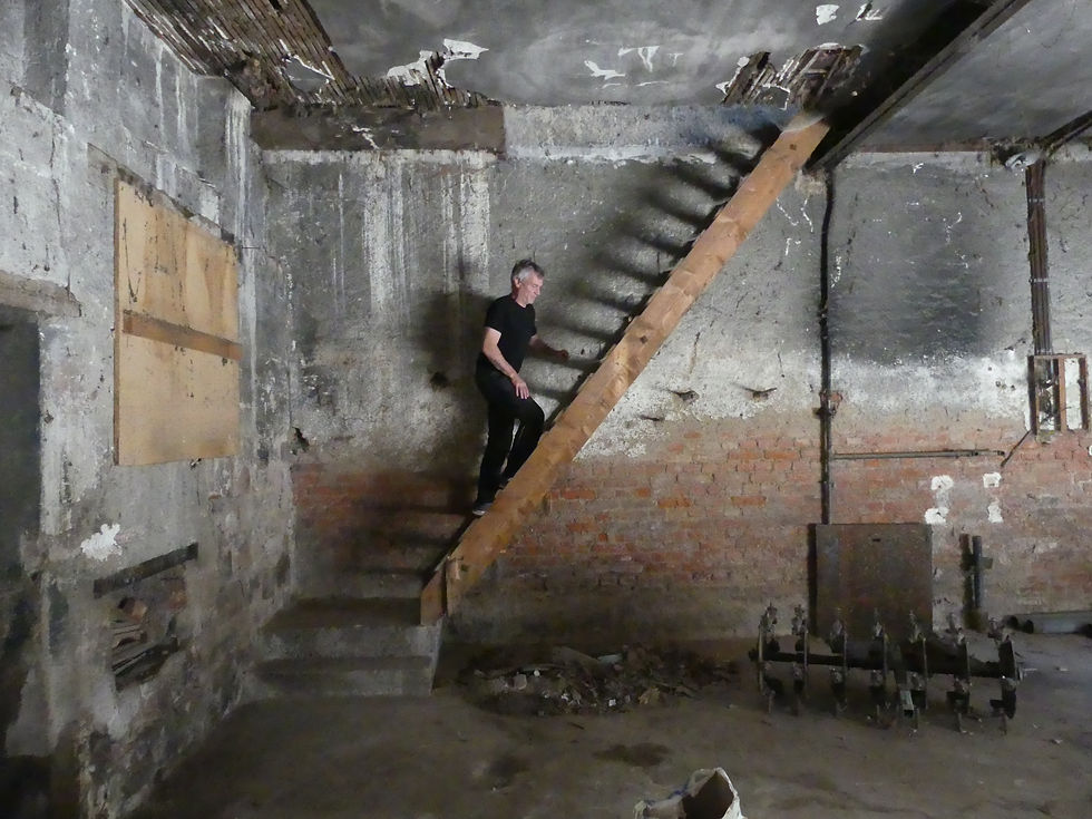 Visite guidée version chantier : Pendant la visite, Didier Stein partage avec enthousiasme sa vision du futur espace… même si certains escaliers demandent encore un peu de confiance !