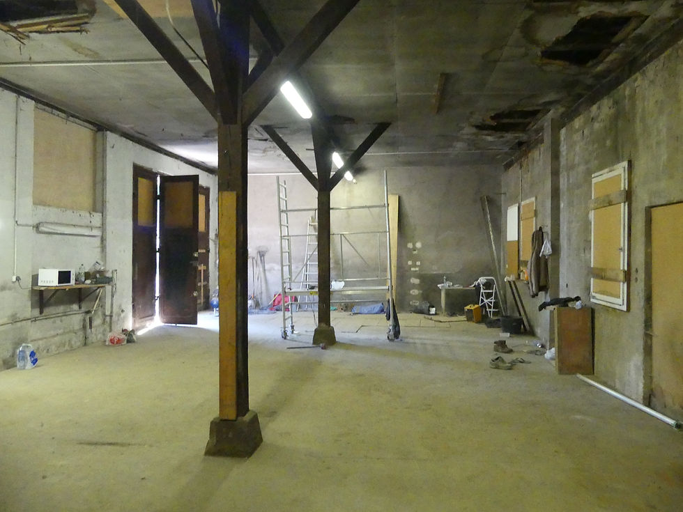 Le chantier commence à respirer : Les premières ouvertures et nettoyages changent déjà complètement l’atmosphère des bâtiments. Dans ces anciens espaces techniques prendront place bureaux, ateliers et zones de création artistique. Au milieu des poutres, des murs bruts et des outils, Didier Stein imagine déjà les futurs aménagements.