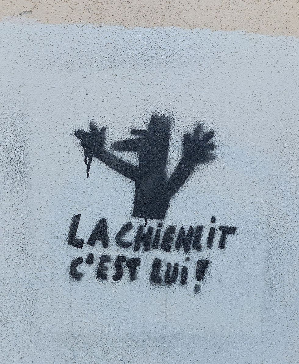 Un graffiti bien local : Notre Banksy sélestadien et voisin direct, Jean Risacher, n’a pu résister à y laisser son empreinte