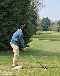 Golfeur débutant au départ d'une compétition à Bussy