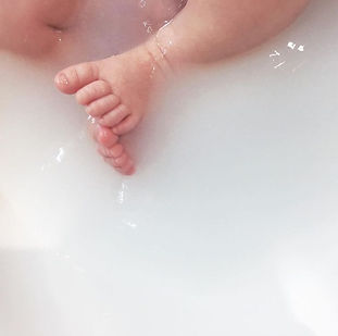 Pés de bebê cruzados 