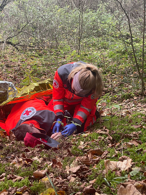 Die Sanitäterin der Rettungshundestaffel Donaueschingen leistet in einer Übung bei einer Bewusstlosen Person erste Hilfe und wendet die stabile Seitenlage an