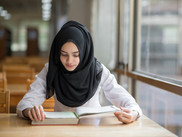 Jeune fille musulmane étudiant