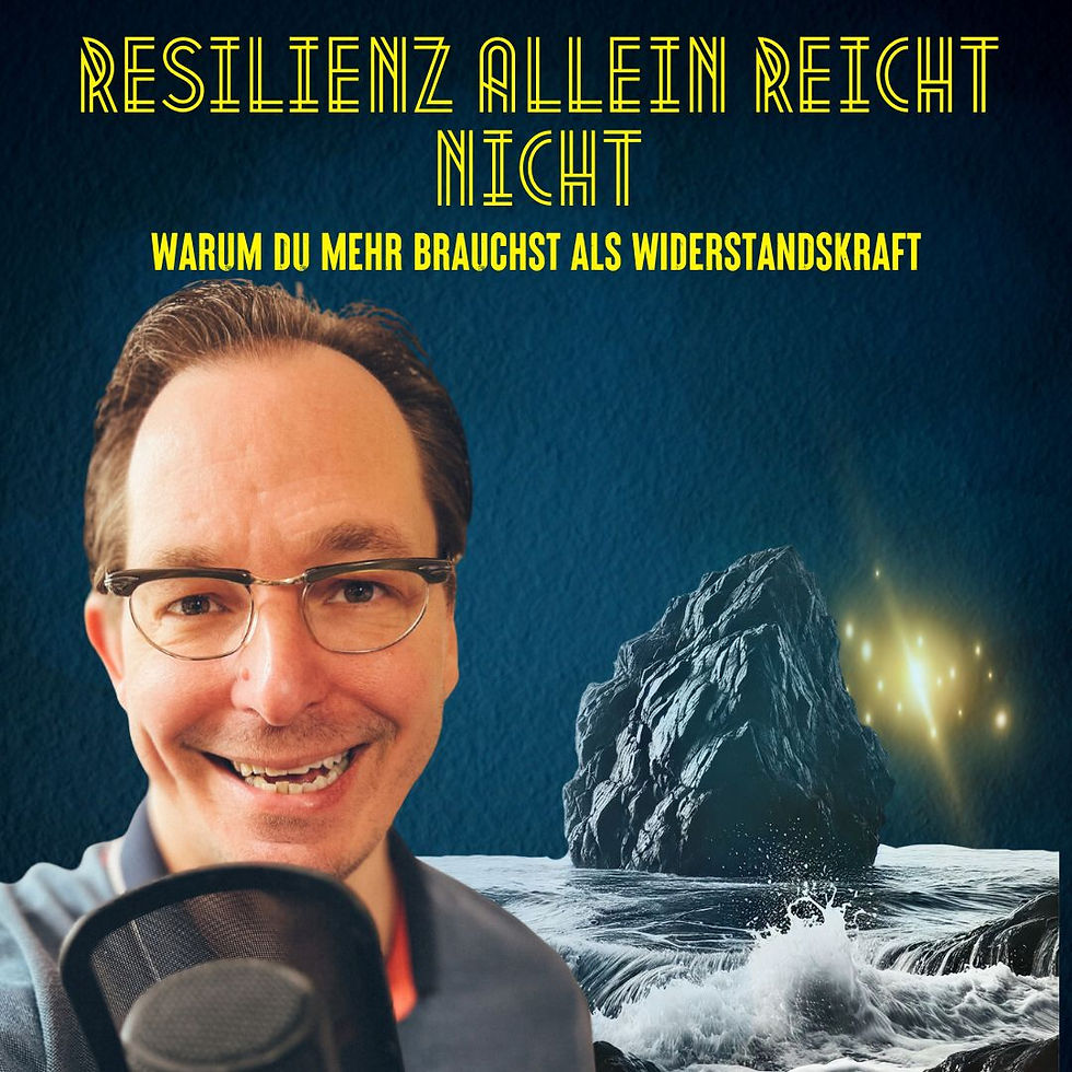 Lächelnder Kai Flockenhaus mit Mikrofon vor einem Felsen in der Brandung – Symbolbild für Resilienz bei Morbus Crohn