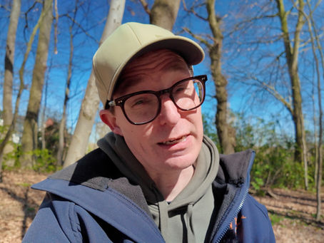 Kai Flockenhaus, Coach und Betroffener mit Morbus Crohn, beim Spaziergang im Frühling im Ruhrgebiet, symbolisch für achtsamen Energieaufbau und schubfreies Leben mit chronisch entzündlichen Darmerkrankungen.