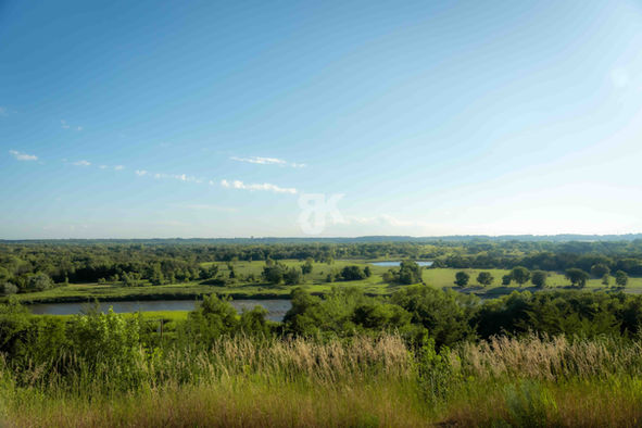 Offene Wiesenlandschaft mit sanften Hügeln und weiter Sicht