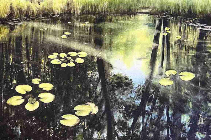 Stimmungsvolles Aquarell der Modern Watercolor Künstlerin Annett Coumont eines Waldmoors mit Wasserlilien, Spiegelungen von Bäumen im Wasser und sanften Lichtreflexionen - Naturidylle in malerischer Landschaft.