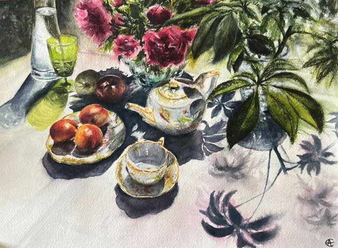 Mit weisser Tischdecke schön gedeckter Tisch in der Mittagssonne drausse. Darauf ein Strauss Pfingstrosen, eine Teekanne, Teetasse und ein Teller von geblümten Herend Porzellan, auf dem Teller Nektarinen, daneben ein Apfel und eine Birne. Ein Wasserkrug aus Glas und ein grünes Glas funkeln im Licht. Eine grüne Pflanze wirft ihre Blätter Schatten auf das weisse Tuch.