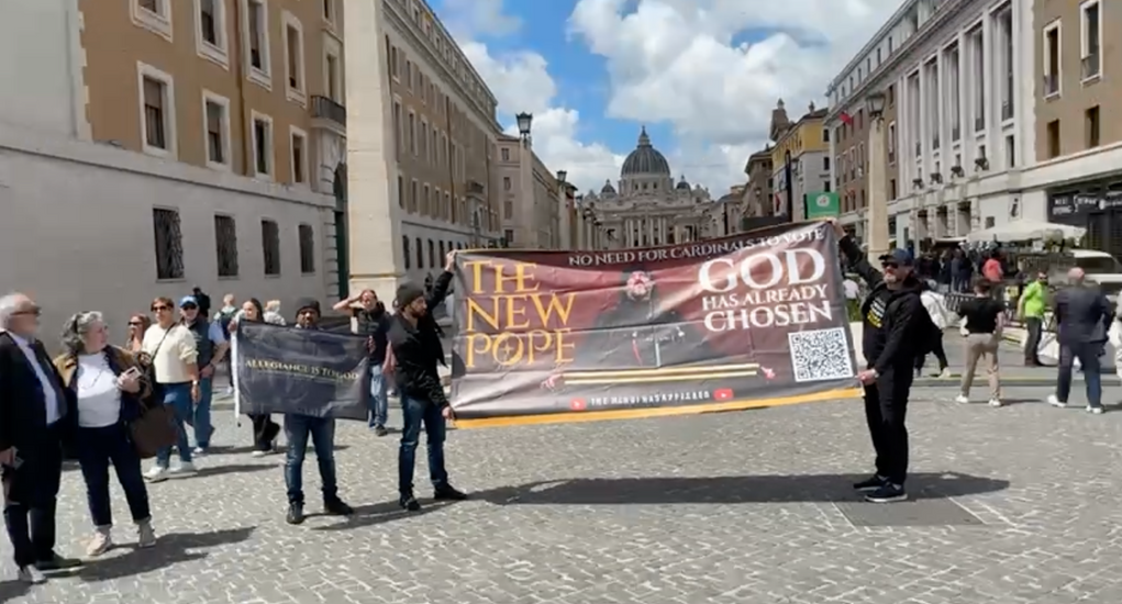 AROPL Believers in front of Pope Francis