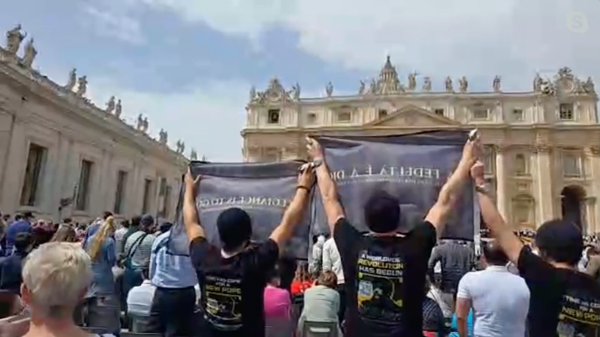 AROPL Believers in front of Pope Francis