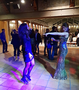 socializando en una fiesta corporativa