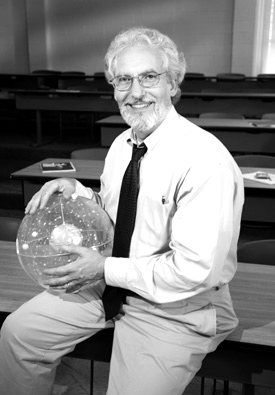 Homme tenant un globe