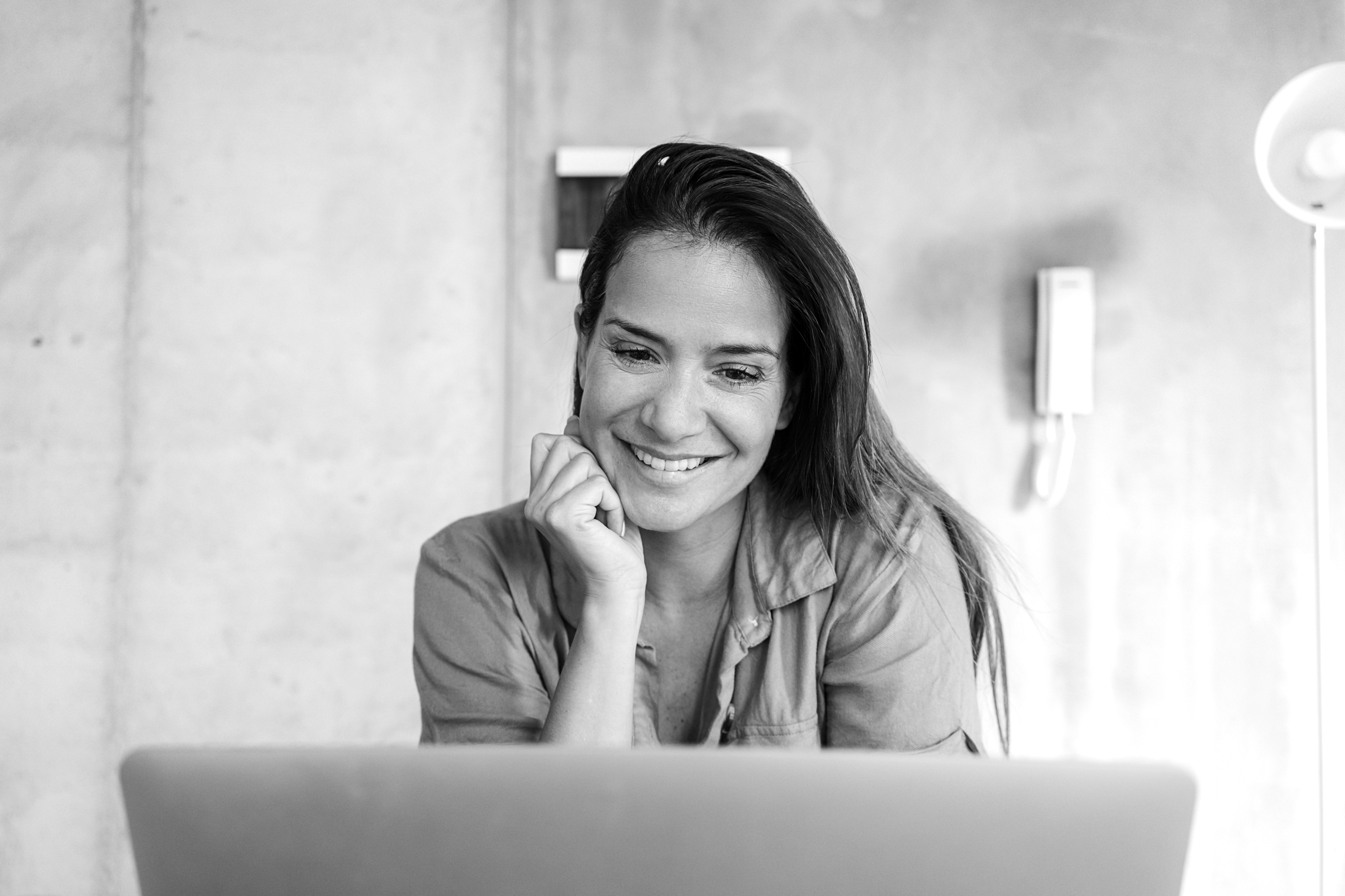 Femme utilisant un ordinateur portable