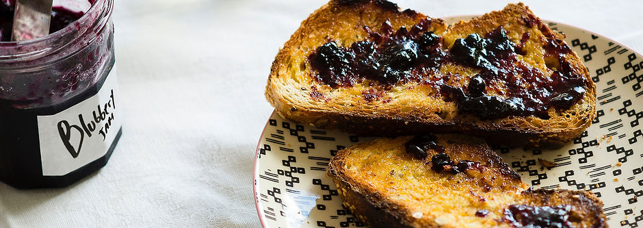Confiture de bleuets sur du pain grillé