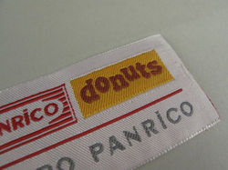 Detalle etiqueta tejida