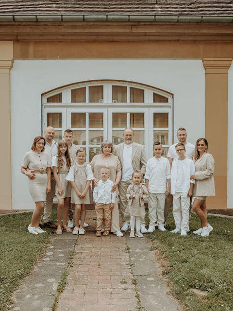 mehrgenerationsfoto-familienshooting-gruppenbild-inder-erwachsene-grosseltern-schloss-schieder