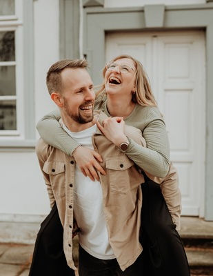 lachendes-pärchen-fotoshooting-schloss-bad-pyrmont-huckepack