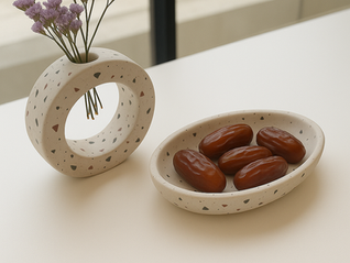 אגרטל עגול בסגנון טראצו עם פרחים סגולים לצד קערה אובלית תואמת עם תמרים – סט בעבודת יד אקולוגי ומעוצב למתנה ולדקורציה