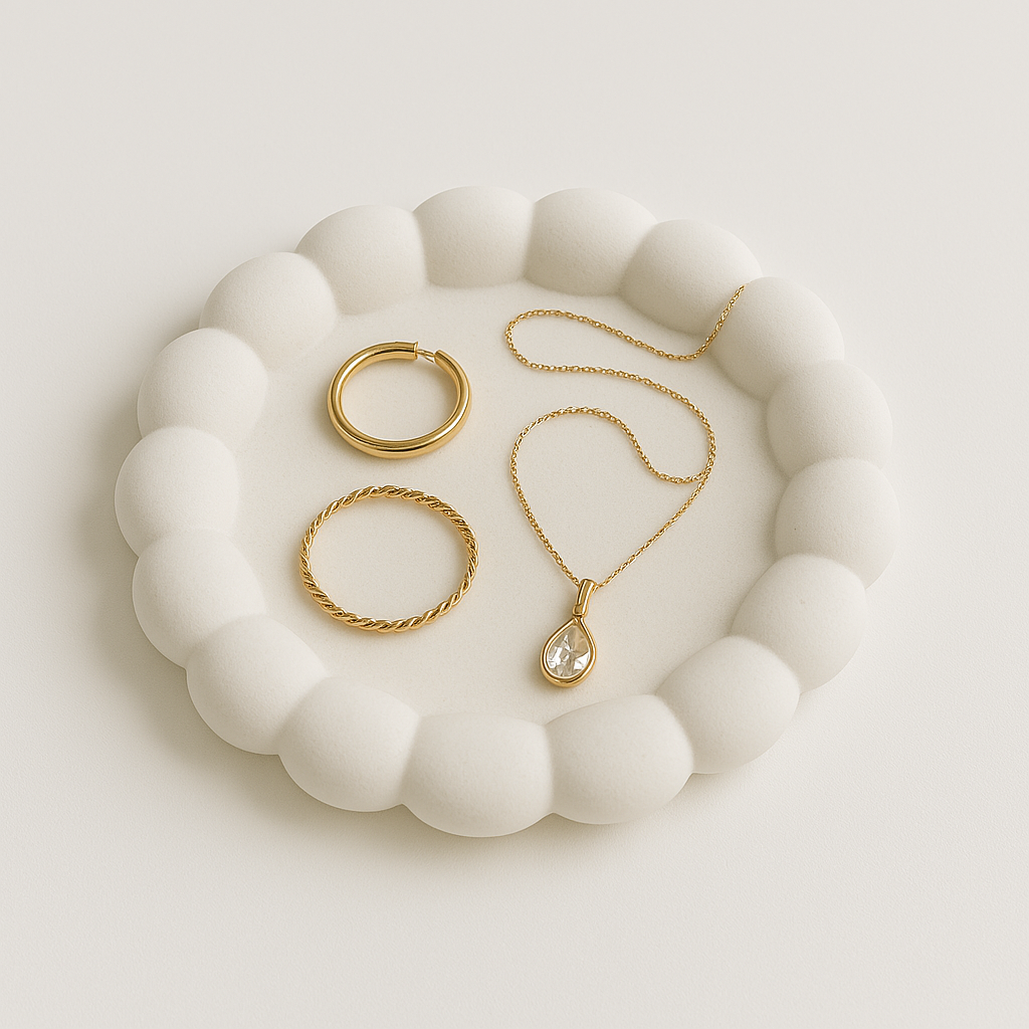 צלוחית עגולה בגבס פולימרי לבן בעבודת יד  עיצוב ייחודי מתאימה לתכשיטים