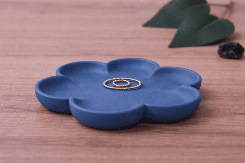 Thumbnail: plateau décoratif fleur avec bijou vu de côté 