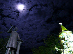 Estatua de Rafael Uribe, Urrao nocturno