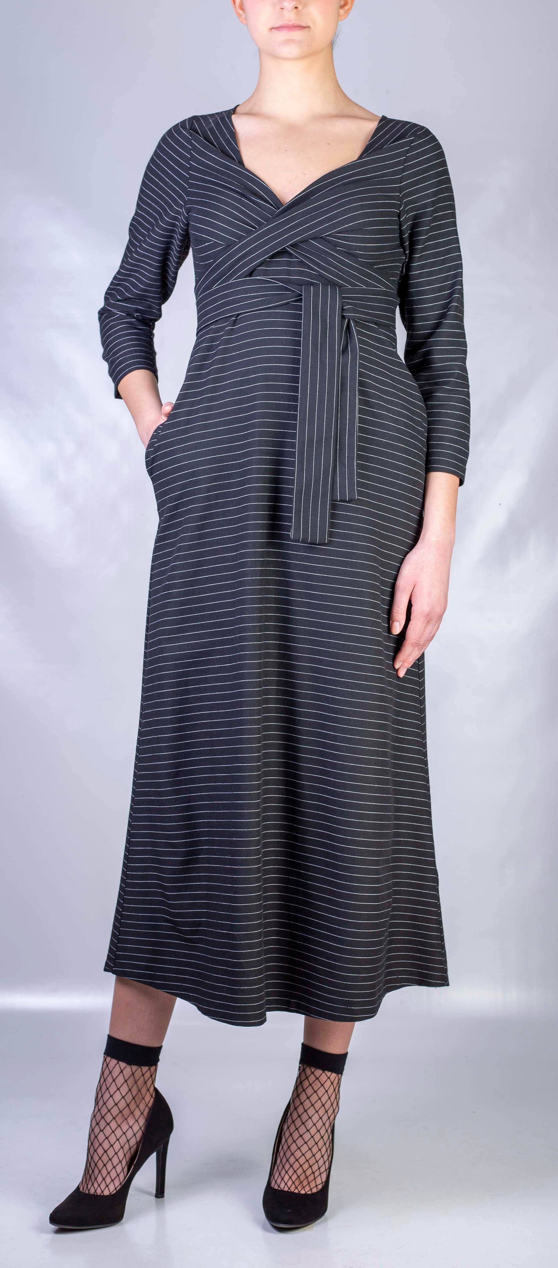 abito in gessato con fascie da stringere in vita