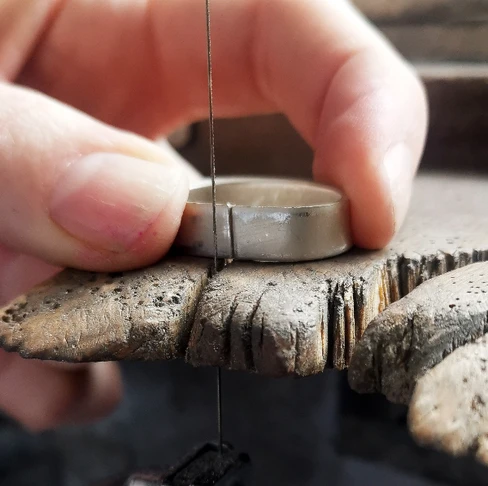 Using a saw frame to make the ends meet in a silver ring making process