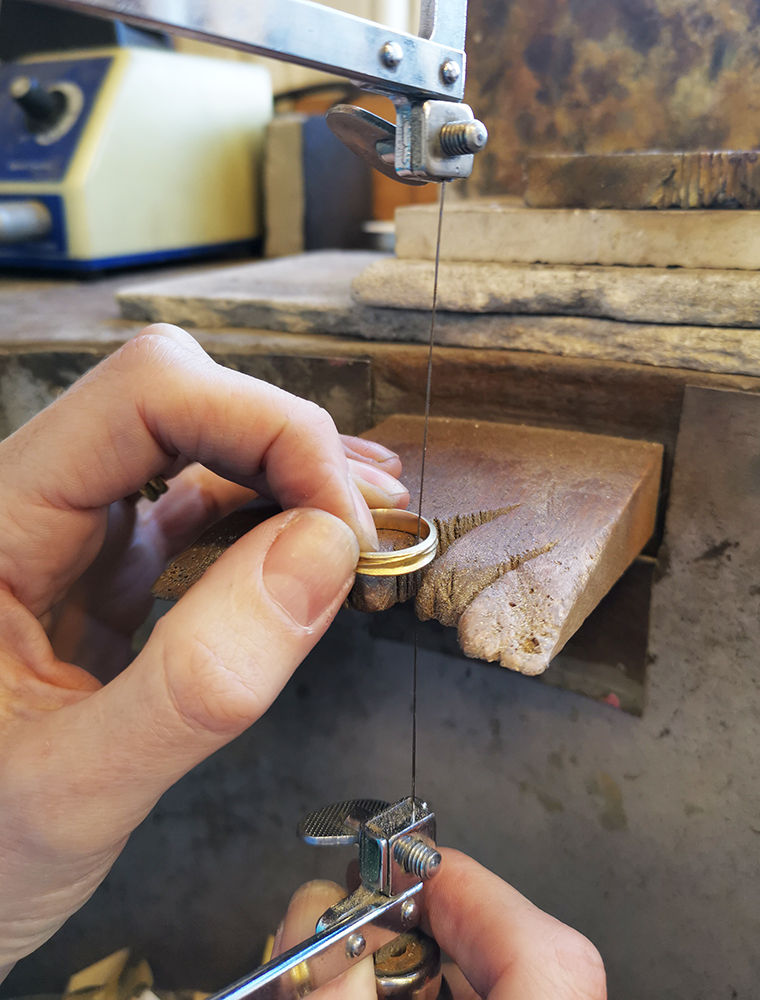 Removing the sprue with a fine piercing saw in the jewellery remodelling process