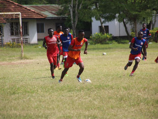 WACHEZAJI SIMBA WAUNGANA NA WENZAO KUENDELEZA MAZOEZI