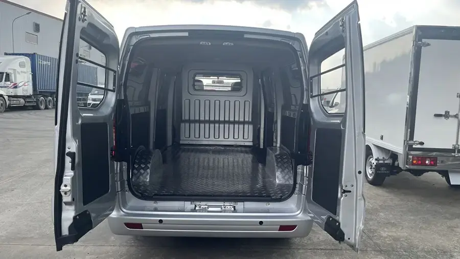 Xe van 2 chỗ có cabin hai ghế phía trước và khoang chở hàng kín phía sau