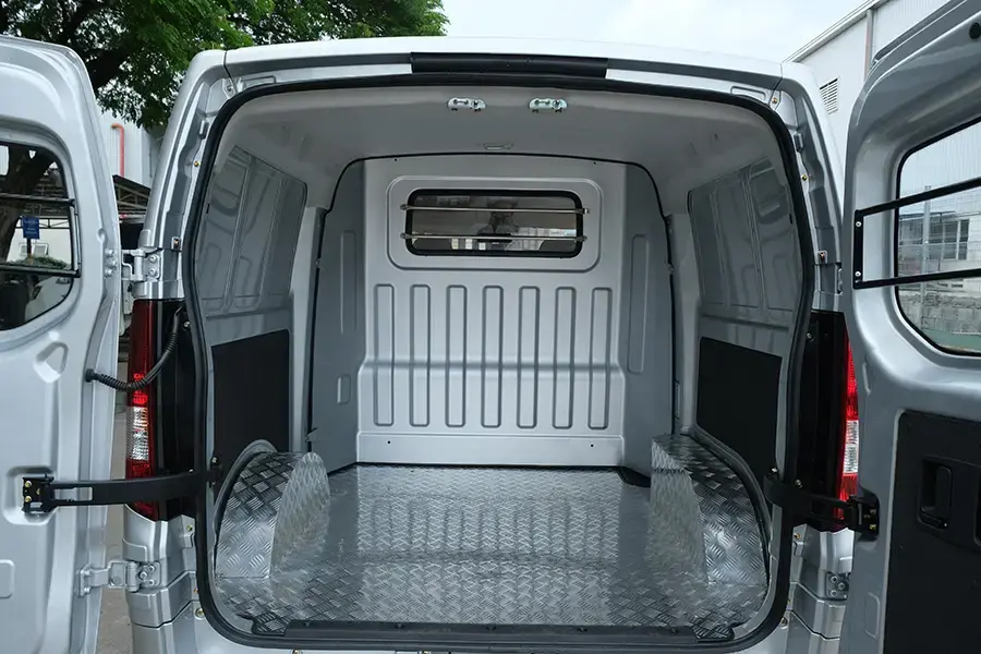 Khoang hàng rộng rãi giúp tối ưu số lượng hàng hóa mỗi chuyến