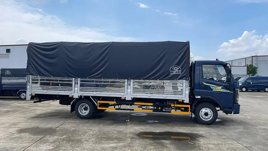 Thùng mui bạt cân bằng sự che chắn và thông thoáng, phù hợp nhiều loại hàng hóa