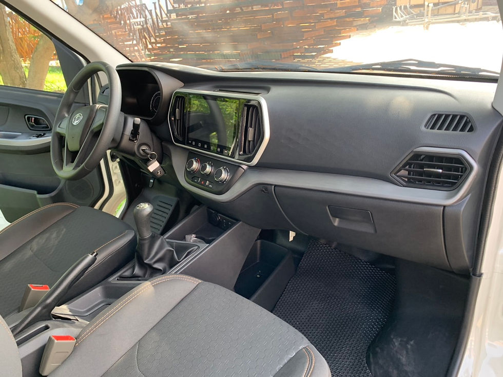 Tera-V6 sở hữu cabin hiện đại với màn hình 9 inch hiển thị camera lùi