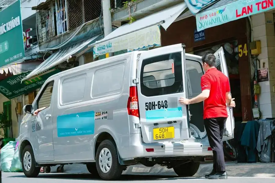 Xe tải van 1 tấn thuận tiện khi giao nhận hàng tại các cửa hàng trong khu vực nội đô