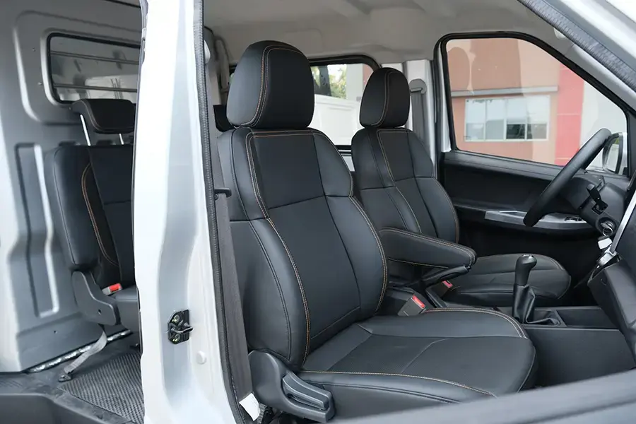 Cabin 5 chỗ tiện nghi giúp giảm mệt mỏi khi vận hành lâu dài