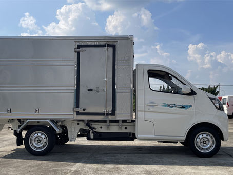 Xe tải thùng nhỏ có tải trọng từ 500kg - 1,5 tấn, có kích thước tổng thể nhỏ gọn với chiều dài thùng hàng 2.4 - 3.6m, phù hợp vận chuyển hàng hóa nội đô, khu vực đông dân cư hoặc nông thôn.