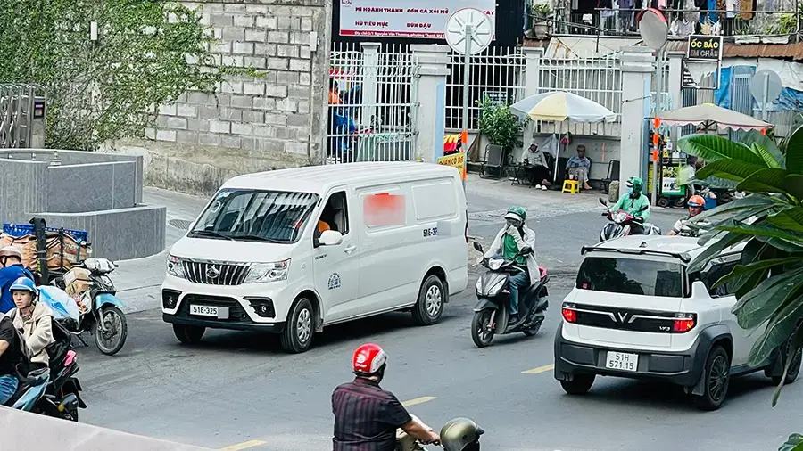 Xe tải van 1 tấn linh hoạt di chuyển trong phố đông, dễ len lỏi và giao hàng nội thành