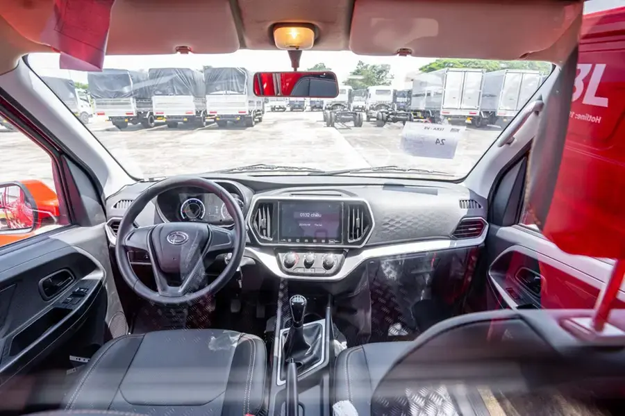 Khoang cabin hiện đại với màn hình trung tâm và điều hòa giúp tài xế thoải mái khi chạy xe cả ngày