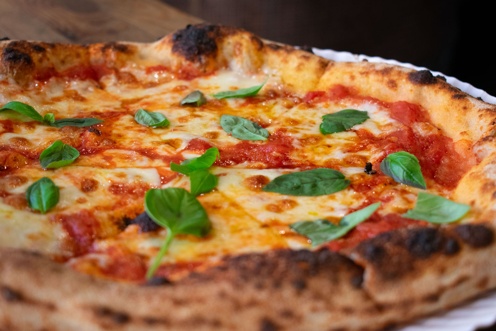 Pizza Margherita z bazylią